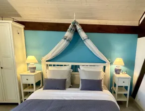 L'Oustaloise - Chambres et table d'hôtes prés de Béziers- Alex est cuisinier de métier- Piscine avec transats et parasols terrasse parking privé et garage à vélos motos- Labellisée Accueil vélo et Vignoble et découverte - Zimmer