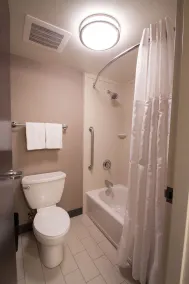 Garner Hotel Wadsworth by IHG - Baño