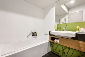 Holiday Inn Perth City Centre by IHG - Bathroom