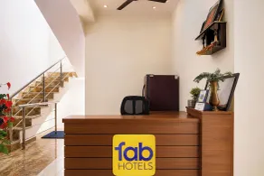 FabHotel Shanvi - Recepción