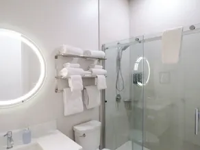 Beach Suites Parksville - Bathroom