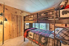 Cozy & Rustic Cottage With Houghton Lake Access! - Værelse