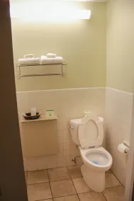 Relax Inn and Suites Kuttawa Eddyville - Bathroom