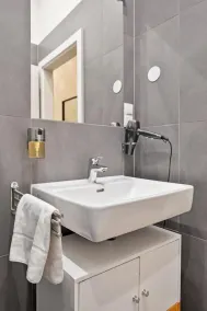Apartamento vacacional | Cerca Naschmarkt - Baño