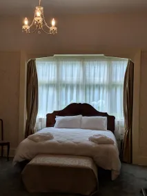 Hemsworth Estate - Zimmer