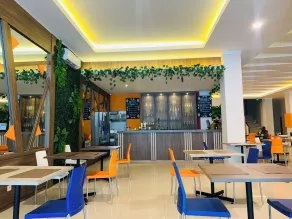 Front One Budget Waena Abepura - Restaurant