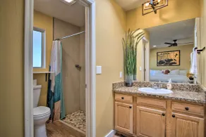 Eastside Home w/ Pool Near Hiking! - Interiør