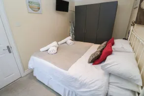 5 Lyonesse Apartments - Chambre