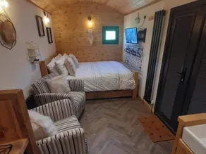 Min yr Afon - Cabin - Sleeps 2 - Hot Tub - Parking - Rum