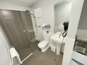 Honeysuckle Executive Apartments - Bathroom