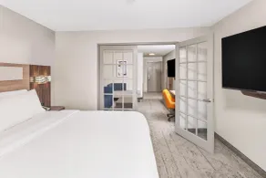 Holiday Inn Express Hotel & Suites Bloomington-Normal University Area by IHG - Værelse