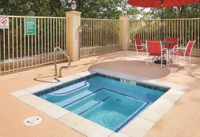 La Quinta Inn & Suites by Wyndham South Dallas - Hutchins - Piscine