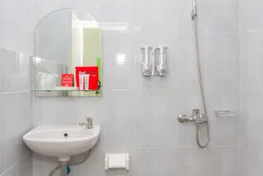 RedDoorz near Pasar Baru Bandung - Bathroom