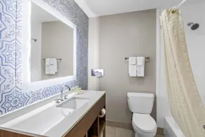 Days Inn & Suites by Wyndham Peachtree Corners Norcross - Salle de bain