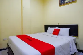 RedDoorz near Citraland Waterpark Kendari - Habitación