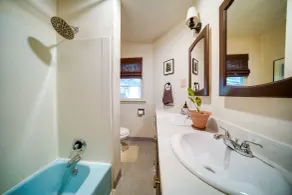 Stylish Willoughby Hills Retreat w/ Fireplace! - Salle de bain