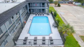 Days Inn & Suites by Wyndham Texas City-Galveston Area - Piscine