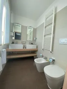 Card International Hotel - Bathroom