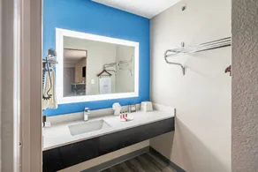 Super 8 by Wyndham San Antonio/Riverwalk Area - Bathroom
