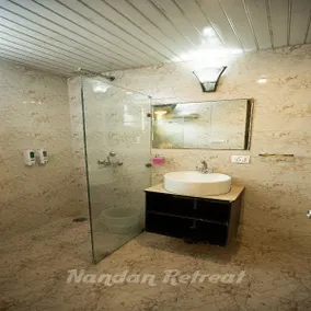 Nandan Retreat 4-Star Hotel & Luxury Villas Near Prem Mandir, Vrindavan - Salle de bain