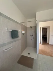 Wohnung mit Garten, privatem Pool und Terrasse - Badezimmer
