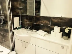 New Central Woking 1 and 2 Bedroom Apartments with Free Gym, close to Train Station - Salle de bain