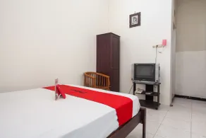 RedDoorz @ Raya Ngagel 2 - Room