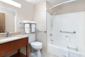 Super 8 by Wyndham Miles City - Bathroom
