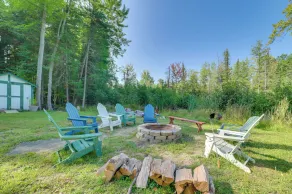 Houghton Lake Area Home w/ Fire Pit & Yard! - Interni