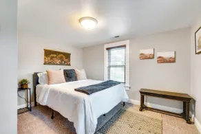 Scenic Yankton Retreat w/ Fire Pit: 1 Mi to Lake! - Interiör