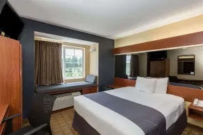 Microtel Inn & Suites by Wyndham Hillsborough - Room