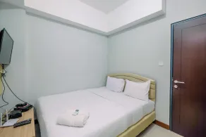 Nice and Elegant 1BR at Royal Heights Apartment By Travelio - Zimmer
