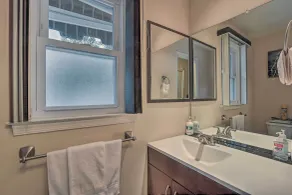 53 Mi to MetLife! Jersey Home w/ Hot Tub & Pool! - Interior