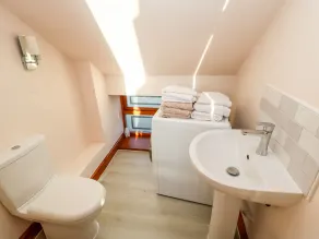 Blackburn Cottage Barn - Bathroom