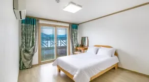 Geojae Beach Maru Pension - Chambre