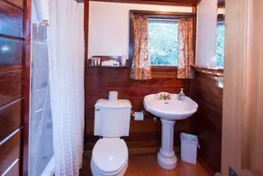 Redwood Cottage-Pet Friendly - Bathroom