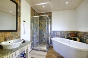 Monzi Safari Lodge - Bathroom