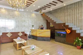 Ginger Lansdowne, Mall Road - Reception