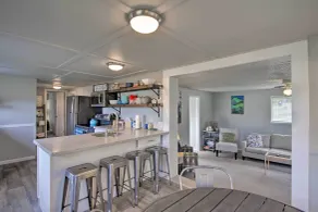 Waterfront Anderson Island Home w/ Kayaks - Innvendig