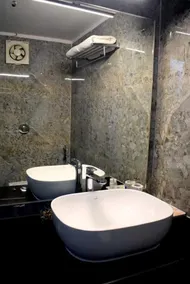 Hotel Radhika Regency - Bathroom