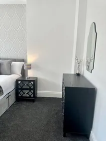 Large five bedroom home with parking, sleeps 11! - Værelse