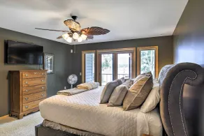 Swim, Hike, Relax: Lakefront Hayward Home w/ Deck! - Innenbereich