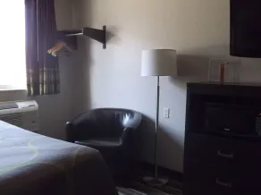 Super 8 by Wyndham Brookings - Room