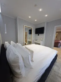 The Queen Palace - Room