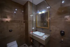 Wingston A TreeHouse Hotel Barsana - Badezimmer