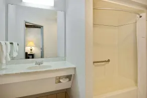 Days Inn by Wyndham Lisbon - Bathroom