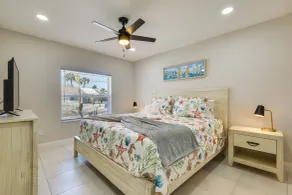 1 Block to Beach: Gulf Coast Escape w/ Patio! - Intérieur