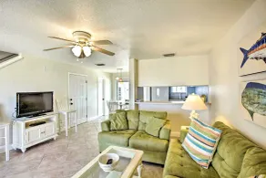 Bright Fernandina Beach Townhome: Walk to Ocean! - Interior