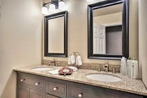 Cute & Cozy PDX Area Townhouse: 31 Mi to Mt. Hood! - Interior