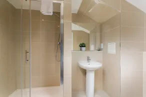 Skyvillion - 4 Bed Luxury Apartment with Balcony & Parking - Badrum